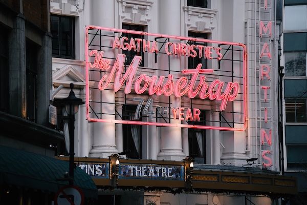 ロンドンの劇場街ウエスト・エンドにあるセント・マーティンズ・シアターでは、世界最長のロングラン公演（初演はアンバサダーズ・シアターで1952年）として知られるアガサ・クリスティーの戯曲『ねずみとり（The Mousetrap）』が今も上演されている(Adobe Stock)