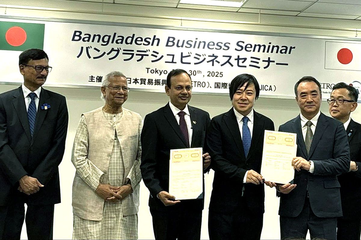 左から：ムハンマド・ユヌス氏（バングラデシュ暫定政権 主席顧問）、ムハンマド・ダウド・アリ氏（駐日バングラデシュ大使）、鳴海禎造氏（glafit 代表取締役CEO）、又賀晶 氏（武蔵精密工業 Open Innovation Director）