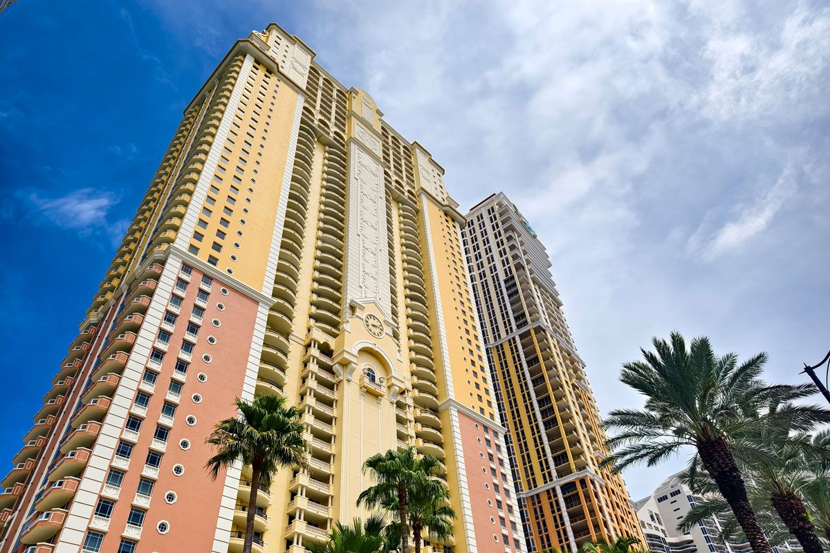 ホテル「アクアリーナ・リゾート＆レジデンシズ・オン・ザ・ビーチ」（stock.adobe.com）