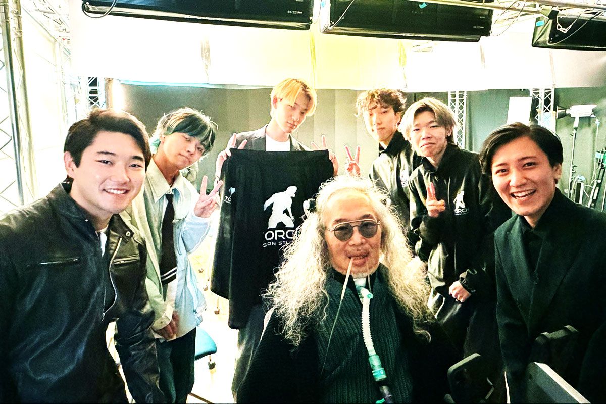 デジタルハリウッドが整備したバーチャルプロダクション（Virtual Production）スタジオにて、学生たちと対話するデジタルハリウッド大学大学院杉山知之前学長。