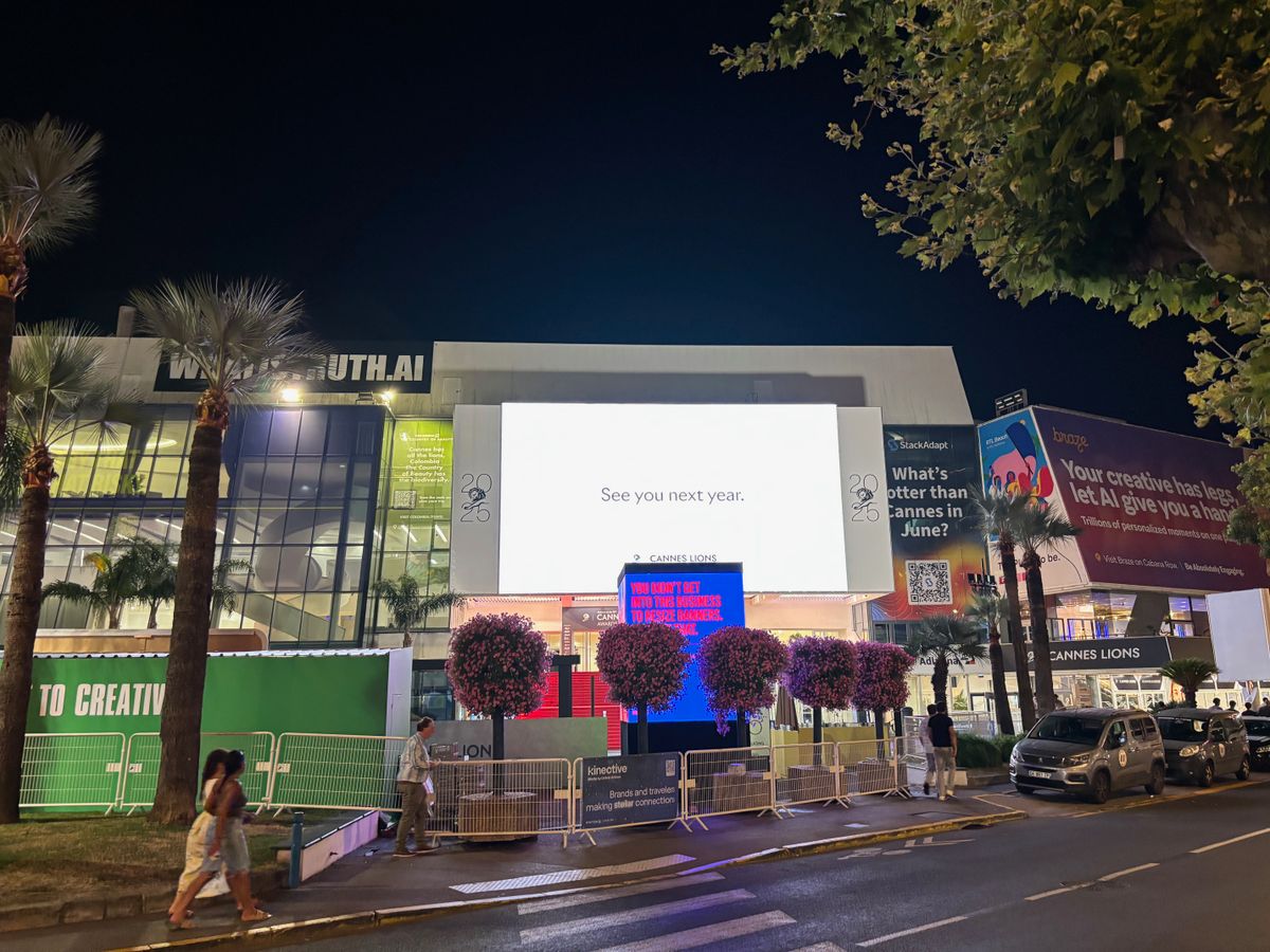 写真②　最終日の夜、メイン会場の外側には「来年また会いましょう」のメッセージが。 （カンヌライオンズ2025にて筆者撮影）