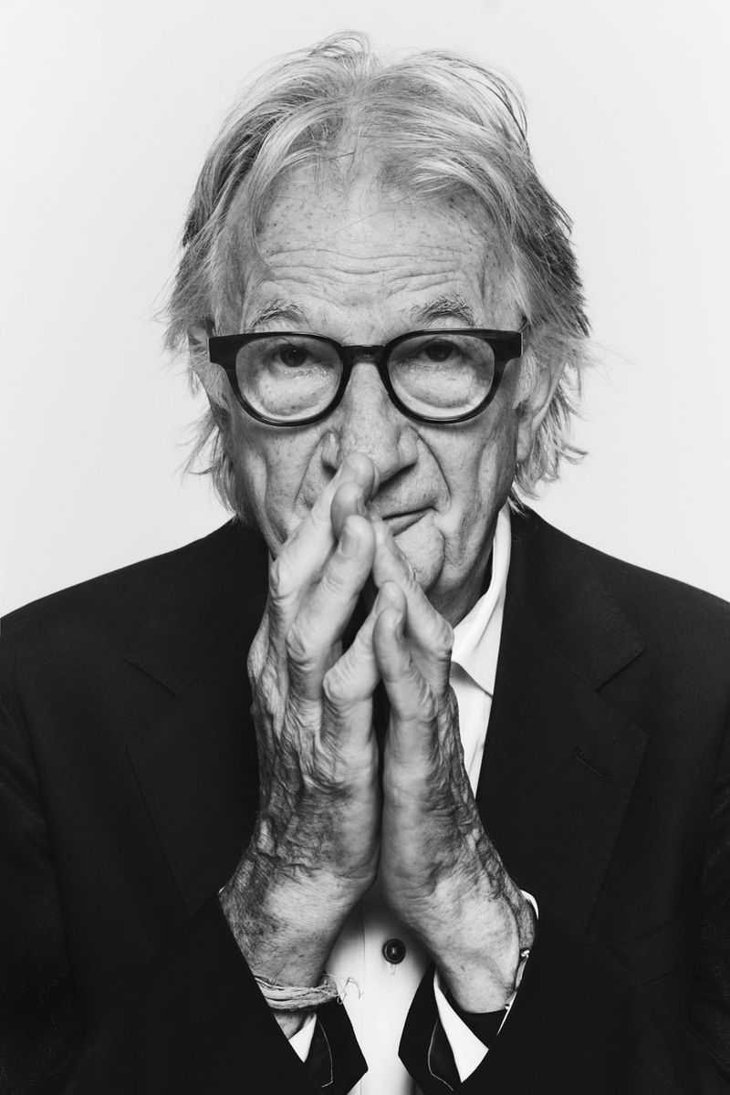 PAUL SMITH◎1946年、英国・ノッティンガム生まれ。1970年に最 初の店舗を地元に開店。やがて自身で商品をデザイ ンするようになり、1976年初のランウェイショーをパ リで開催。以降、世界進出を果たし、1994年にエリ ザベス女王より大英帝国勲章（CBE）を受勲。2000 年には“サー”の敬称で呼ばれるナイトを叙勲された。