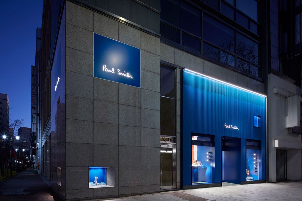 メンズの旗艦店であるポール・スミス 銀座店。 特殊構造のアルミで覆った外装は、 見る角度によってブルーにもグリ ーンにも見える。