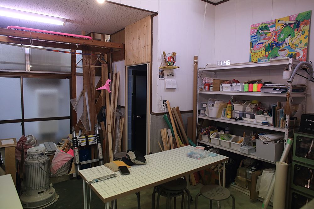 廃材や道具類が居並ぶ工房