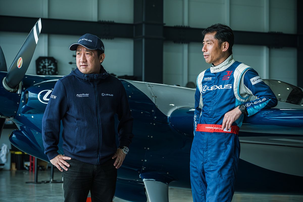 LEXUS PATHFINDER AIR RACING（LPAR） テクニカルコーディネーターの中江雄亮（左）とパイロット・室屋義秀（右）