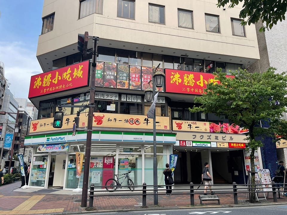 2021年夏にオープンした池袋の第2の中華フードコート「沸騰小吃城」の外観はかなり目立つ