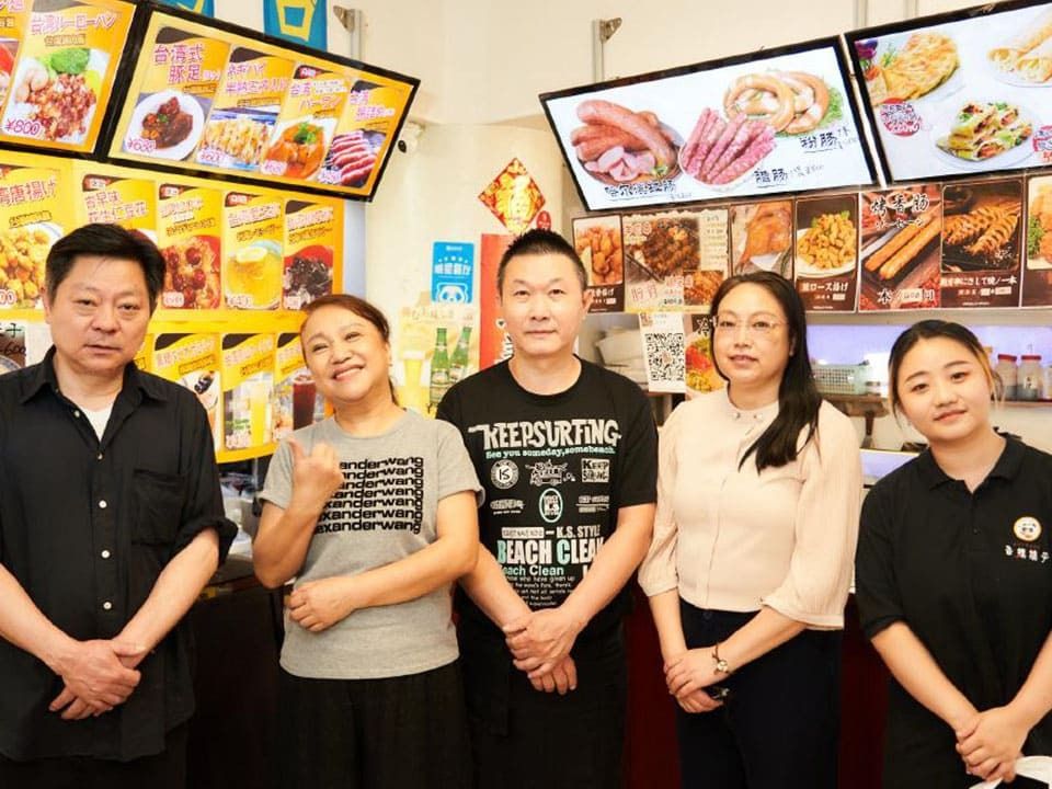 友諠食府の各ブースの店主やスタッフ（2023年8月撮影）