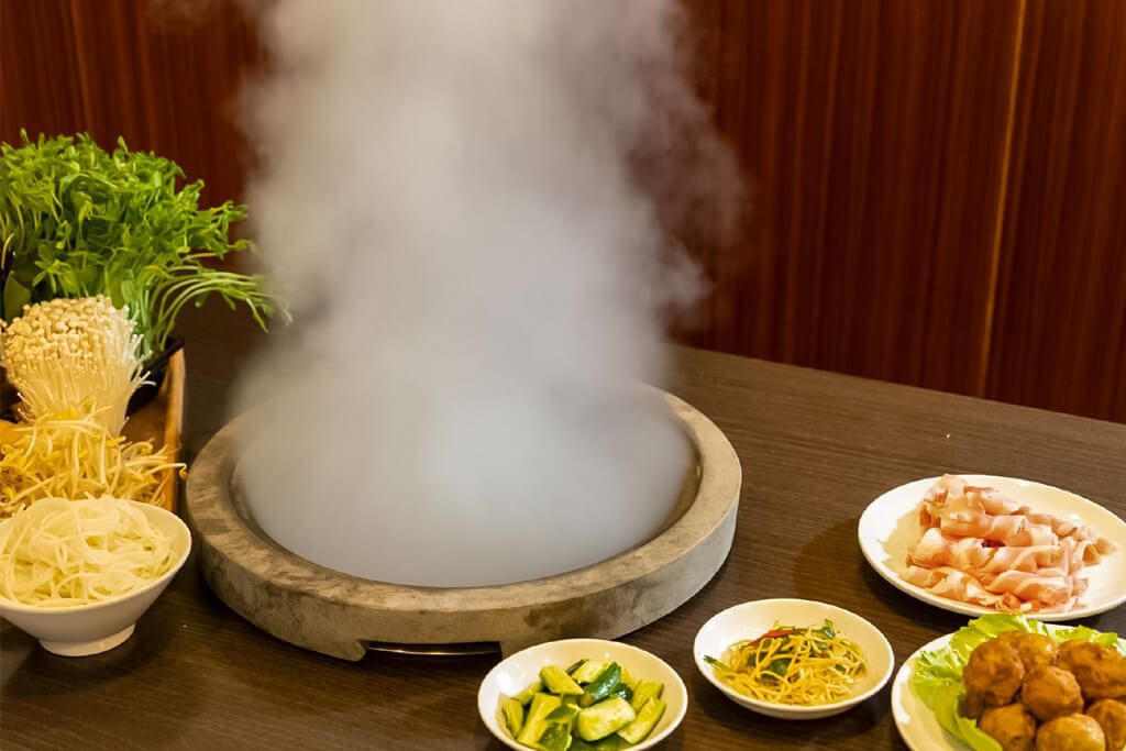 池袋のガチ中華「ムーさんの蒸鍋館」では、上海で流行した蒸気の強力なパワーでつくる「蒸気石鍋」料理が供されている