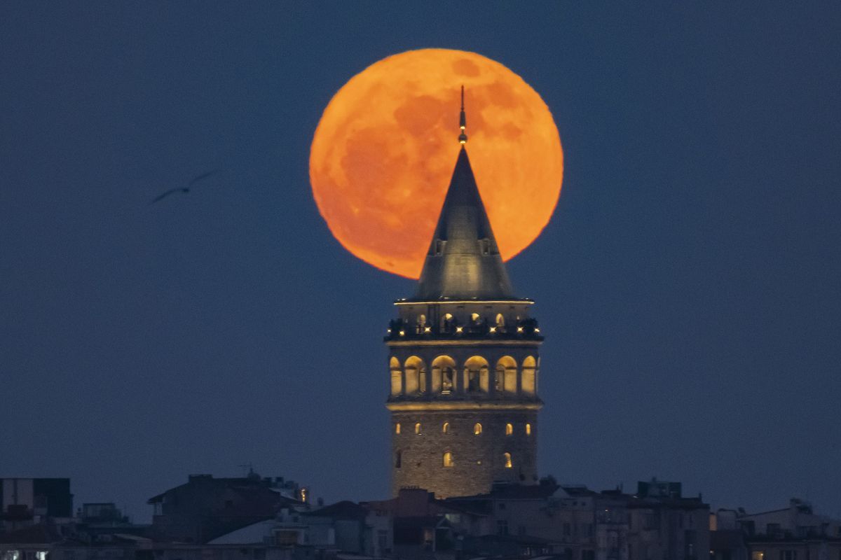 トルコ・イスタンブールの名所、ガラタ塔の背後に昇る満月。2025年5月12日撮影（Isa Terli/Anadolu via Getty Images）
