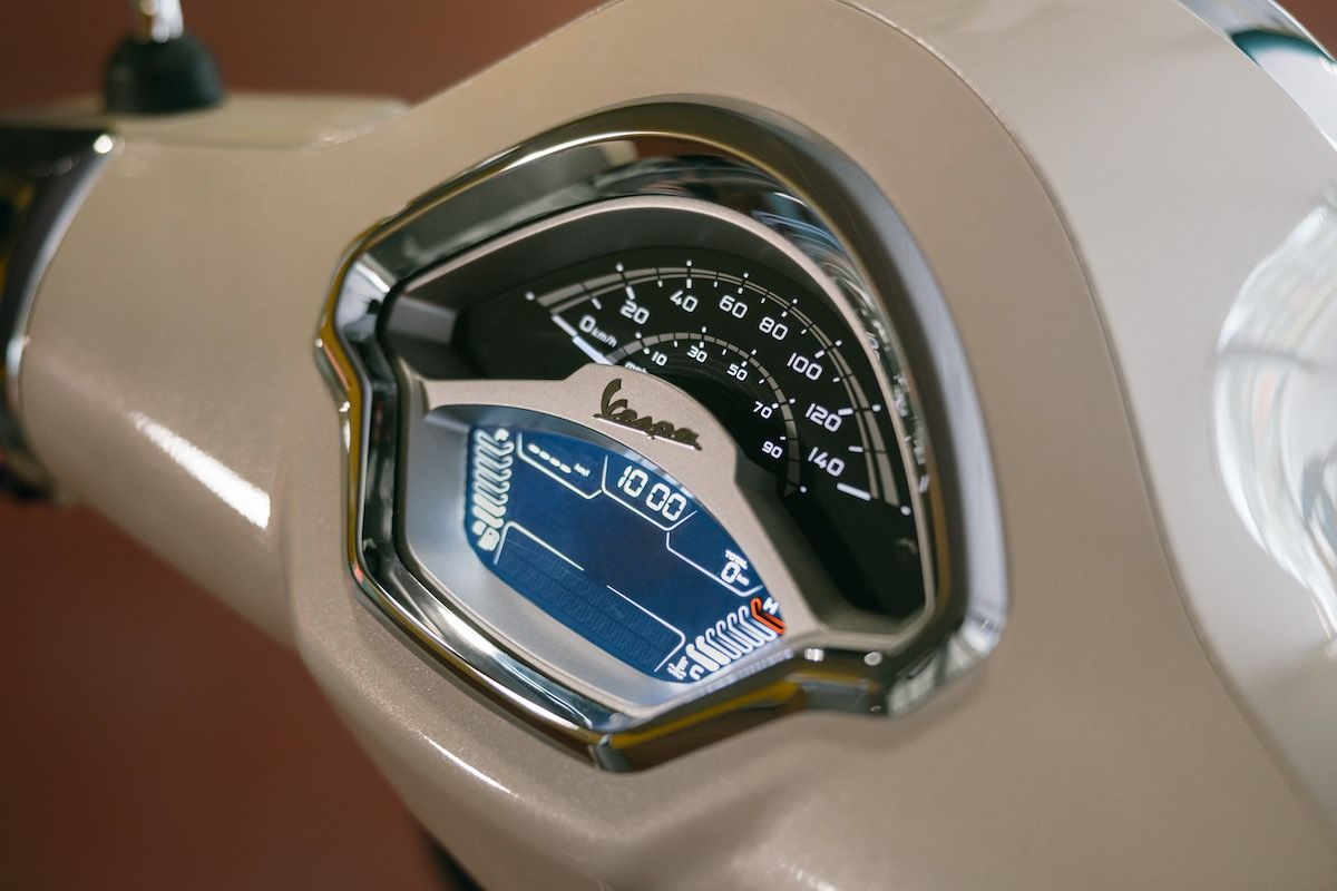 アナログとLCDのコンビネーションメーター（Piaggio）
