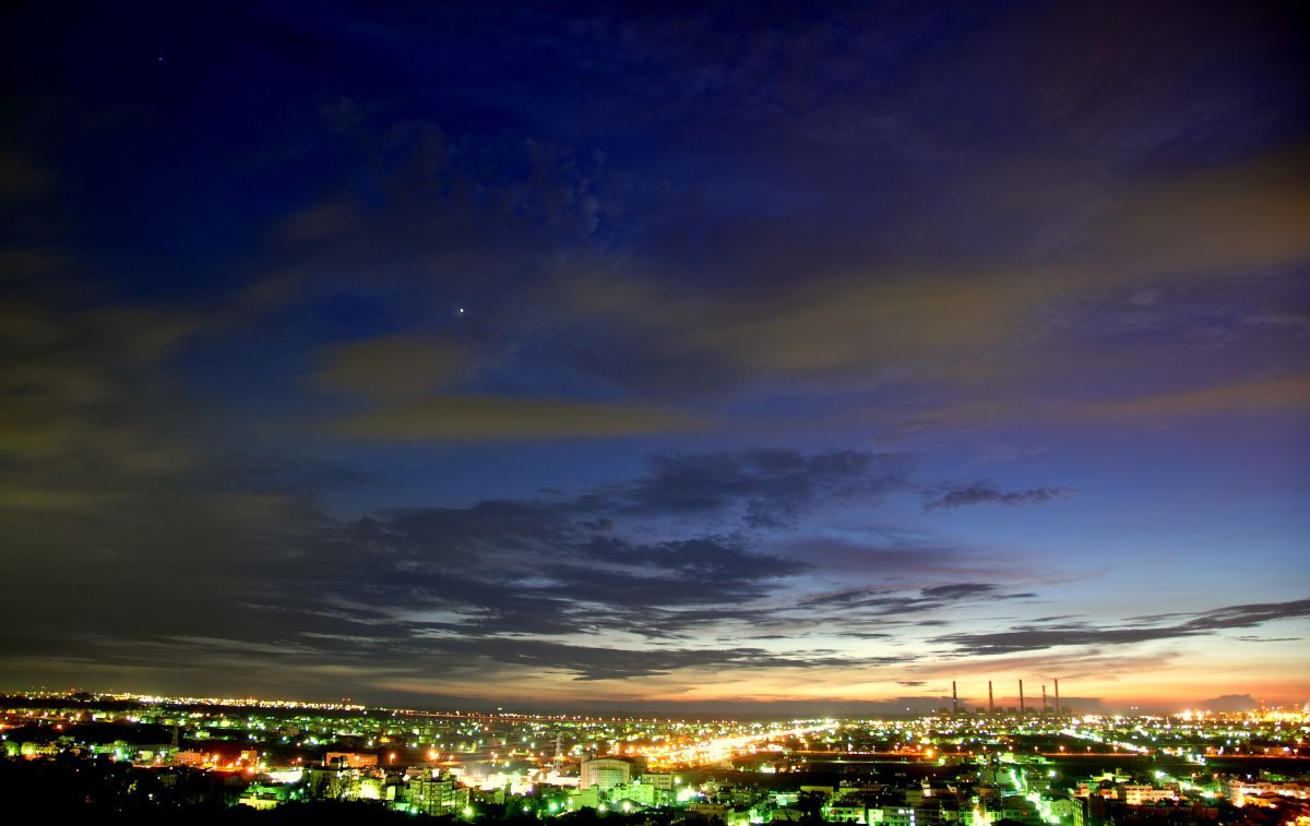台湾・台中市龍井区の夜景と西の空に輝く金星（阿爾特斯, CC BY-SA 3.0 <https://creativecommons.org/licenses/by-sa/3.0>, via Wikimedia Commons）