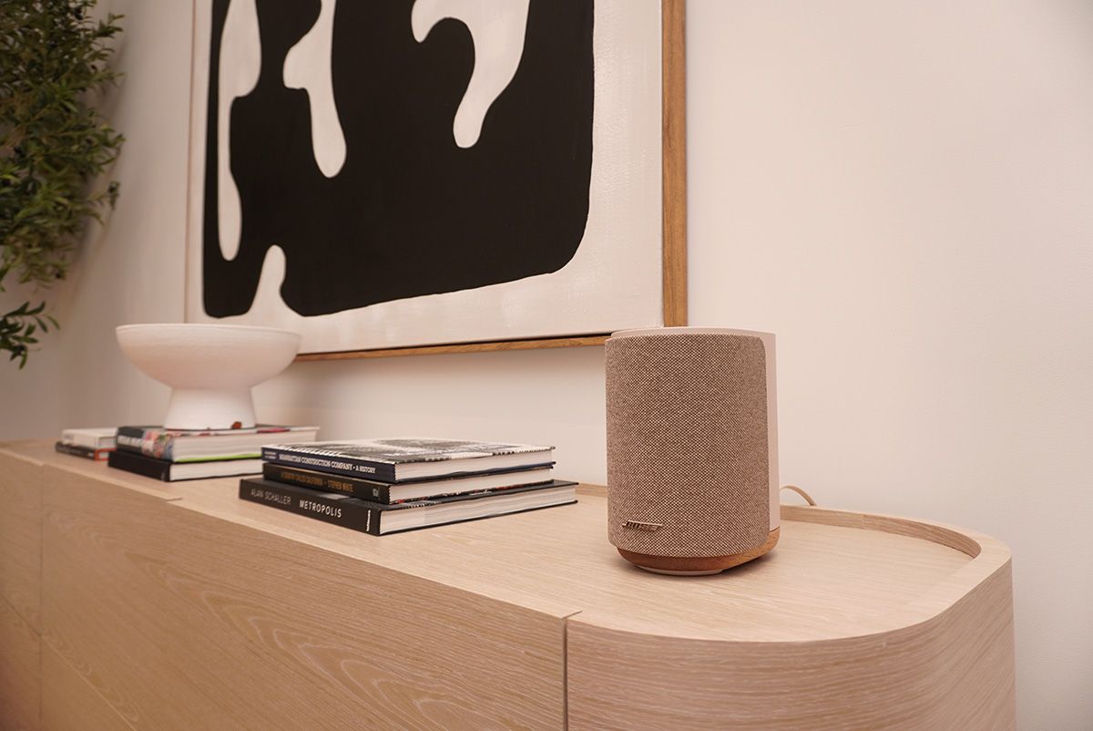 コンパクトなスピーカー1台で鮮やかな立体サウンドを再現する「Bose Lifestyle Ultra Speaker」