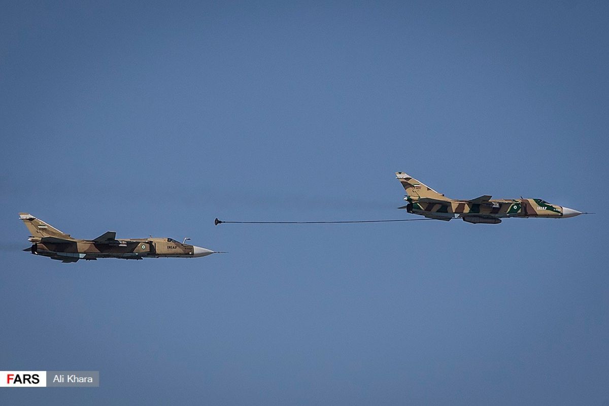 イラン「国軍の日」の軍事パレードで飛行展示を行うイラン空軍。2017年4月18日撮影（Fars Media Corporation, CC BY 4.0 <https://creativecommons.org/licenses/by/4.0>, via Wikimedia Commons）