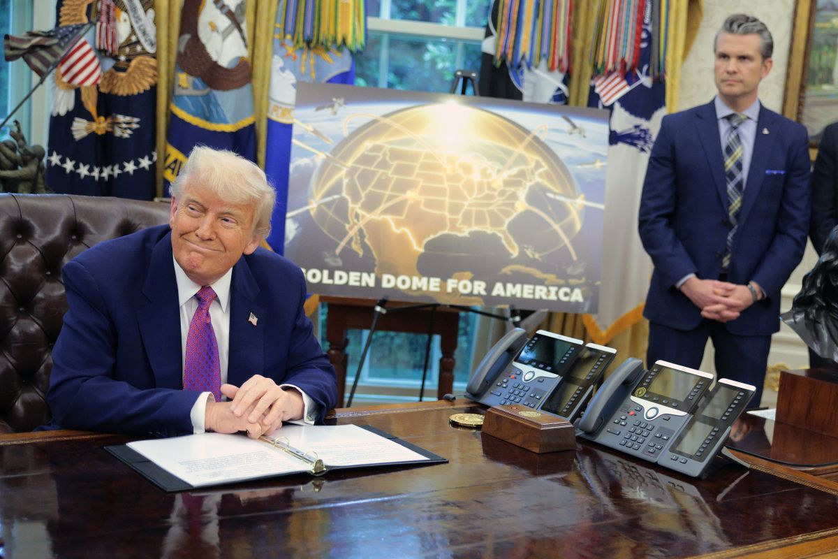 米大統領執務室で次世代ミサイル防衛システム「ゴールデンドーム」の構想を発表するドナルド・トランプ大統領とピート・ヘグセス国防長官。2025年5月20日撮影（Chip Somodevilla/Getty Images）
