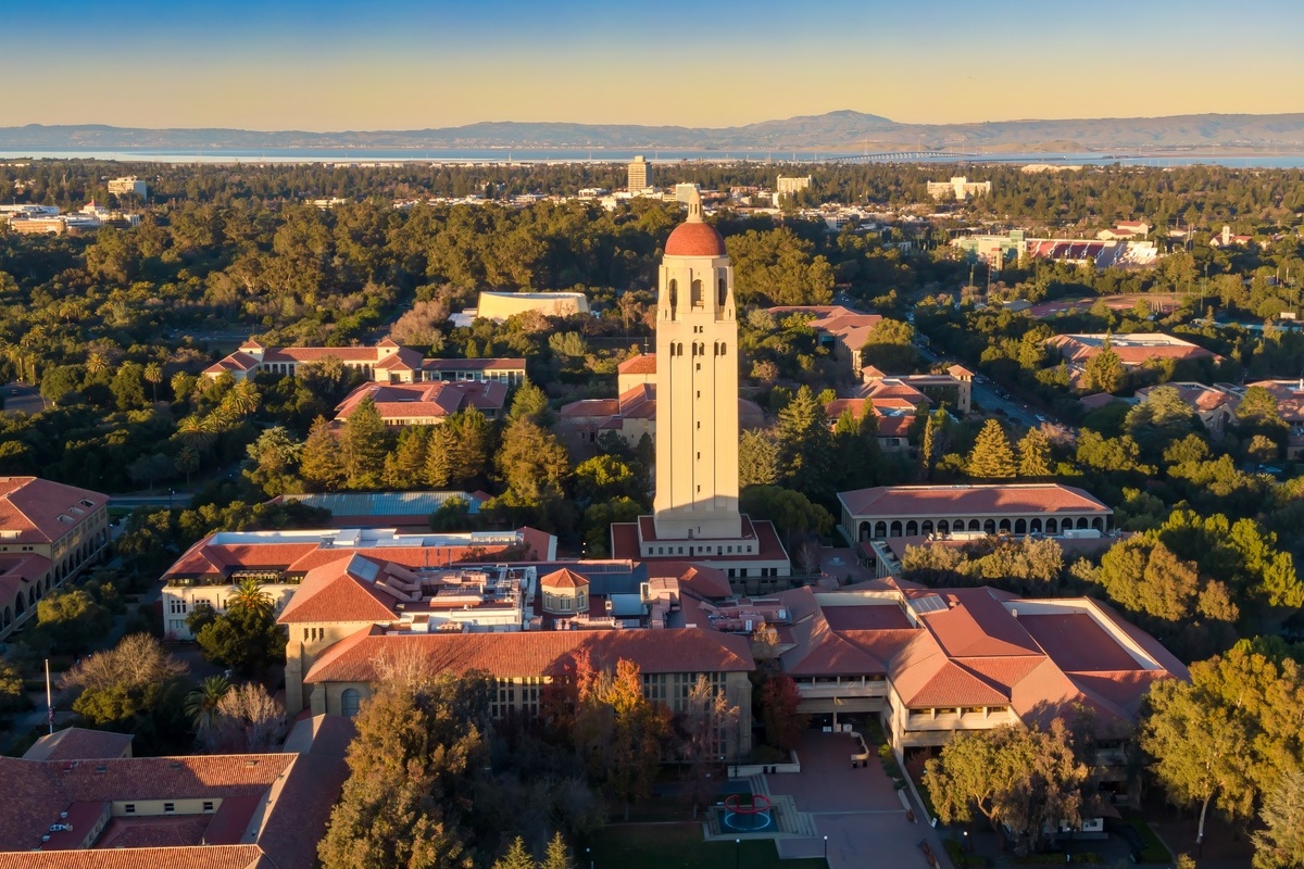 スタンフォード大学、2つの大規模なAIプログラムを統合へ | Forbes