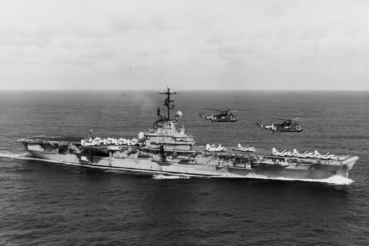 北大西洋を航行するエセックス級空母「USSワスプ（CV/CVS-18）」。1969年5月9日撮影（Naval History & Heritage Command, Public domain, via Wikimedia Commons）