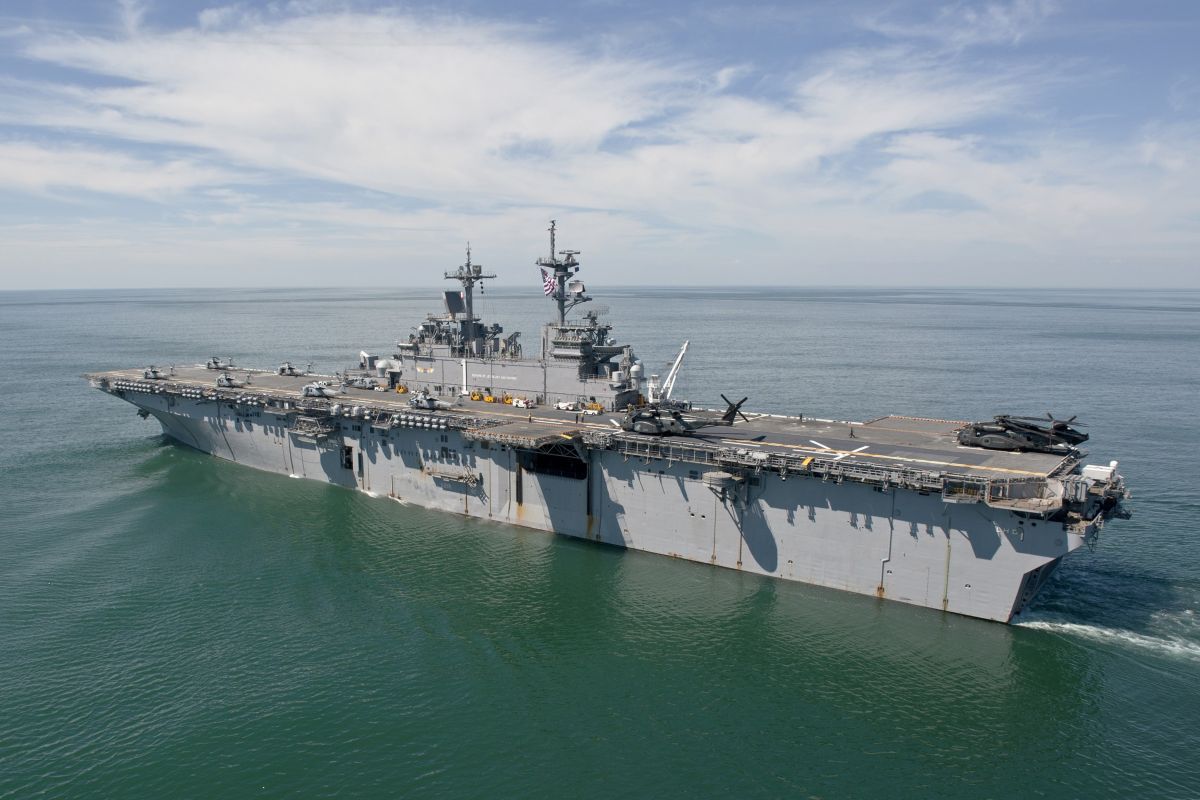大西洋を航行する米海軍の強襲揚陸艦「USSワスプ（LHD 1）」。2011年8月31日撮影、米海軍提供写真（U.S. Navy photo by Mass Communication Specialist 1st Class Arif Patani, Public domain, via Wikimedia Commons）