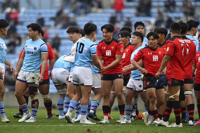どんなに激しい戦いでも試合が終わればノーサイド。笑顔でたたえあう帝京大と筑波大の選手たち。（©︎JRFU）