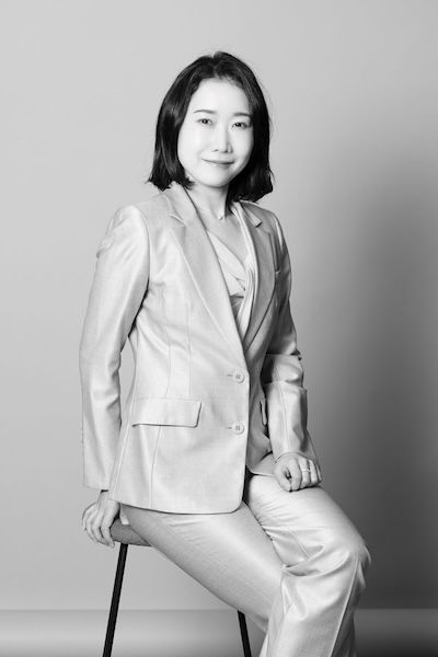 芳賀彩花◎Boost Health 代表取締役CEO・創業者。東京大学文学部社会心理学専修課程卒業。IESE Business School MBA 卒業。 マッキンゼー・アンド・カンパニーを経て、「日本の働く人々の活躍を再現性高く実現したい」という課題意識からBoost Healthを2022年に創業。