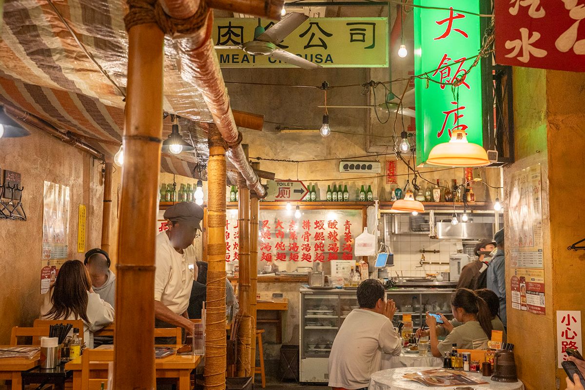 1999年に「上海レトロ」1号店としてオープンしたJR新横浜駅近くの港北店は、椅子や装飾品１つひとつに至るまで、現地の様子をそのまま日本へ「移築」するような情熱でつくり上げられている。一部の調度品は中国から直接買い付けるなど、「本物」へのこだわりが独自のブランドイメージを支えている（撮影／夏木）