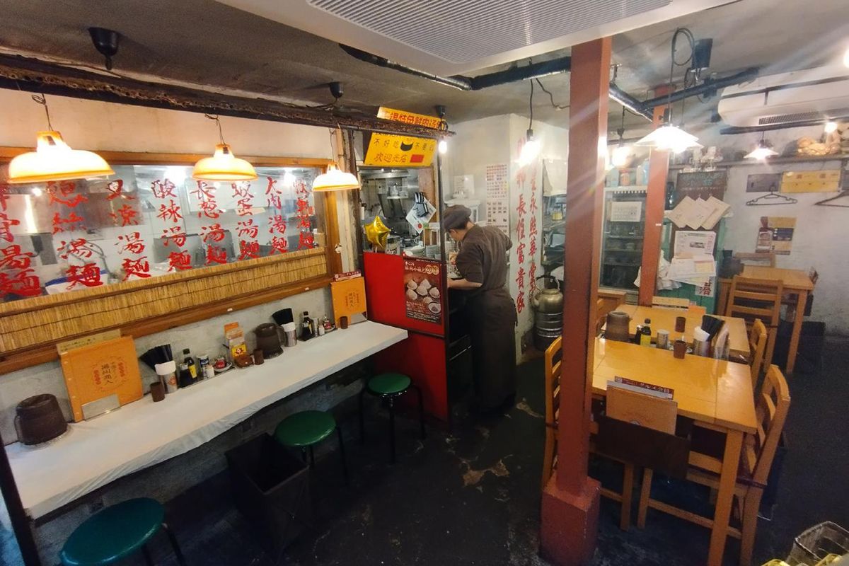 新橋店は店内も中国の食堂そのままの雰囲気で、スタッフの衣装もまるで当時のようだ