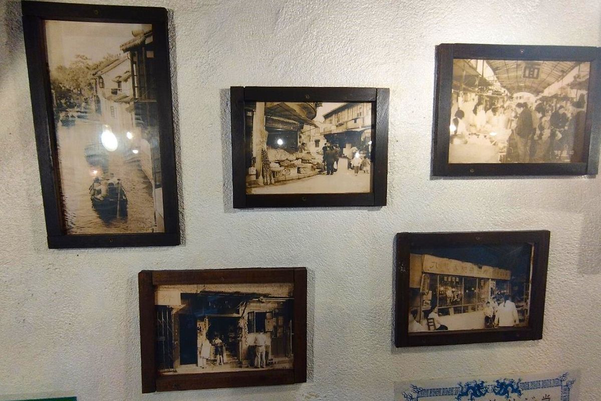 新橋店の壁に何枚も貼られていた写真は先代の比呂己さんが上海やその近郊の水郷の町などで撮影したものだ。筆者も当時、同じような写真を撮っていたので、よく理解できる