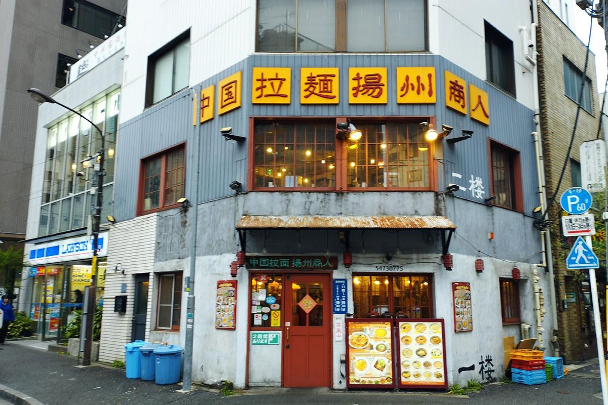 新橋店の外観には、21世紀の経済成長を遂げる以前の時代の中国の食堂を日本に移築したようなたたずまいがある