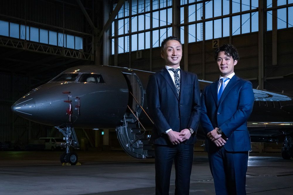 「1機を2～6人（社）で共同所有することで、フルオーナー に比べて初期費用や固定費を大きく抑えながら、専用機に 近い自由な利用環境を実現します」と話す佐々木と福満。