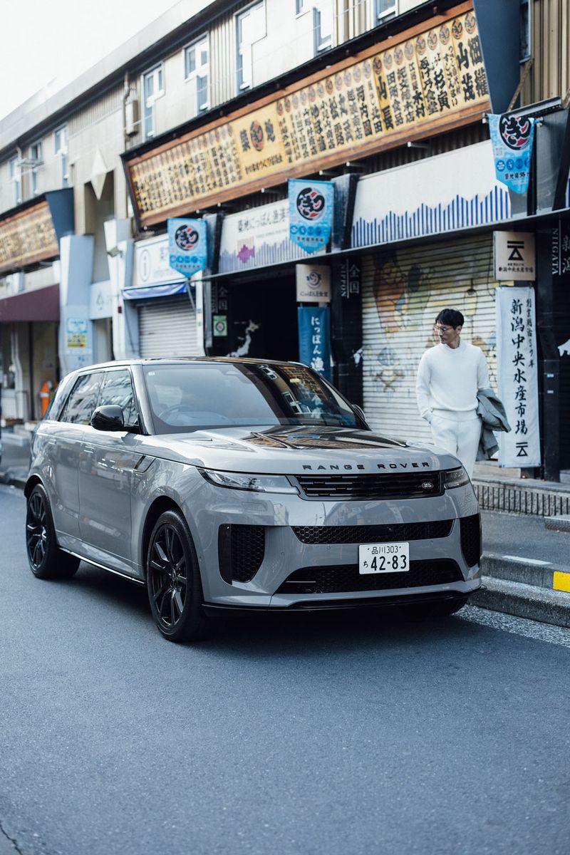 「RANGE ROVER SPORT SV P635」サイズ：全長4970×全幅2025×全高1815mm、車両重量：2590kg、駆動方式：AWD、最高出力：635ps。23180000円〜［車両本体価格／4月1日価格改定後］〈レンジローバー／ランドローバーコール Tel:0120-18-5568〉※服はすべて次項と同じ。