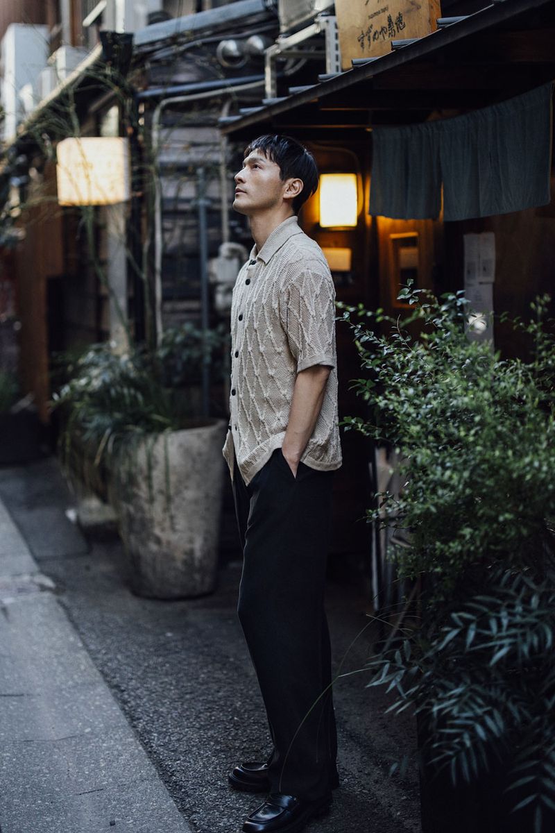 ニットシャツ308000円、パンツ264000円、靴201300円〈すべてジョルジオアルマーニ／ジョルジオ アルマーニ ジャパン Tel:03-6274-7070〉