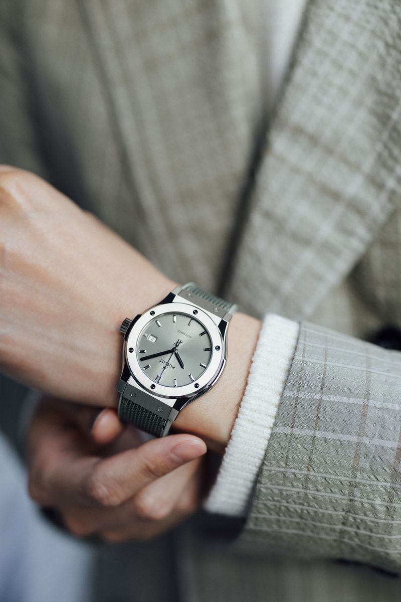 自動巻き、Tiケース、ケース径42mm。1199000円〈ウブロ／LVMHウォッチ・ジュエリー ジャパン ウブロ Tel:03-5635-7055〉 ジャケット654500円、セーター251900円〈ともにベルルッティ／ベルルッティ・インフォメーション・デスク Tel:0120-961-859〉