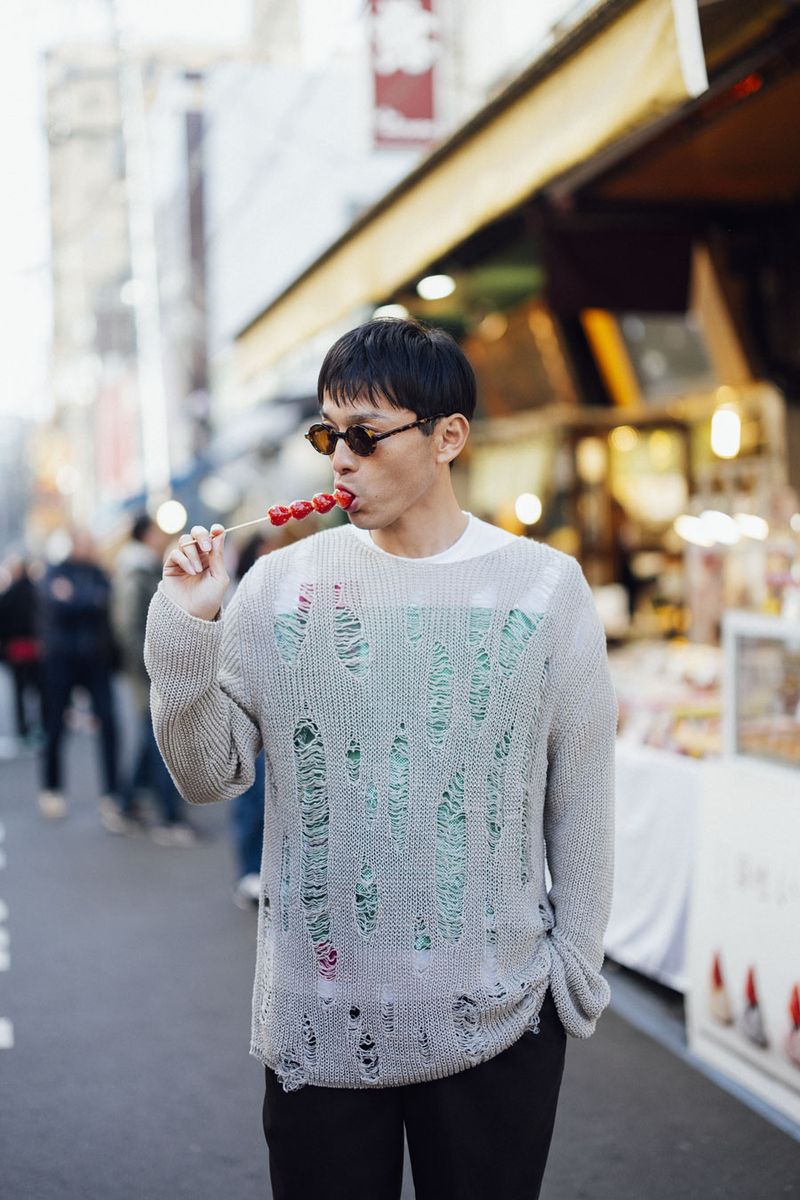 セーター68200円、Tシャツ17600円、パンツ39600円〈すべてコム デ ギャルソン・オム ドゥ／コム デ ギャルソン Tel:03-3486-7611〉 サングラス52800円〈モスコット／モスコット アオヤマ Tel:03-6434-1070〉
