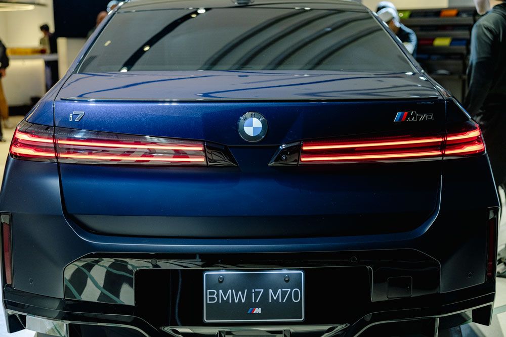 L字のテールランプはBMWが長年守ってきたアイコン。今回の改良でその輪郭は更新されたが、見る人に「L字」と認識させる形は残した。