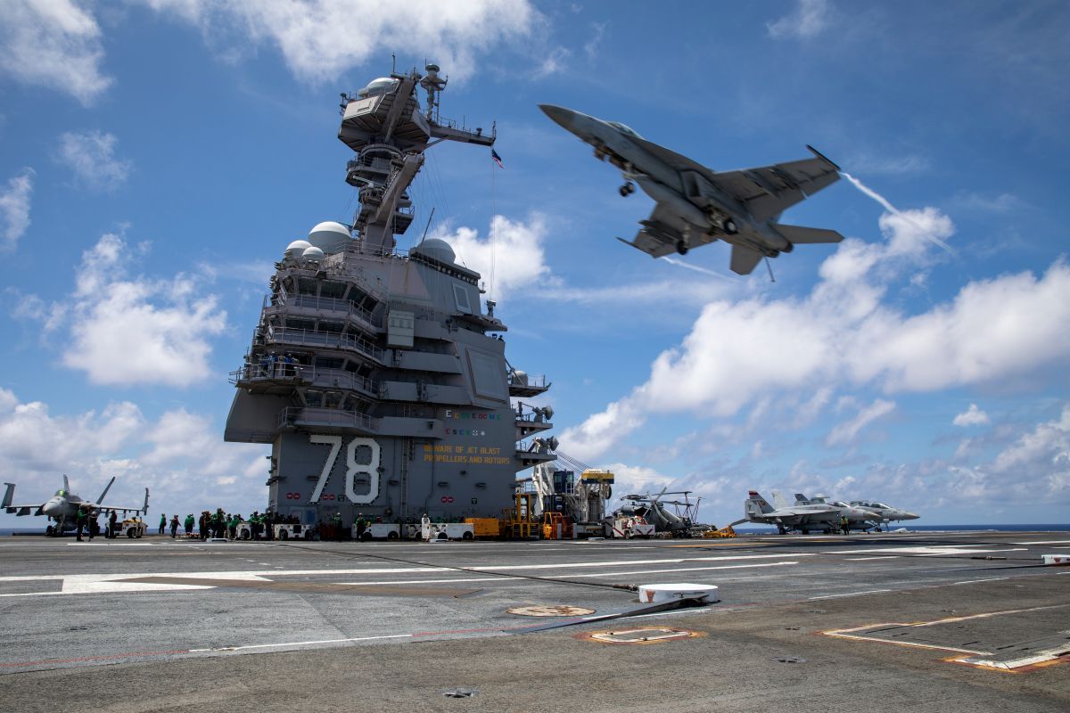 米海軍の世界最大の空母ジェラルド・R・フォード（CVN-78）の飛行甲板上を飛ぶ第8空母航空団（CVW-8）・第37戦闘攻撃飛行隊（VFA-37）所属のF/A-18E戦闘機「スーパーホーネット」。2025年7月6日撮影（U.S. Navy photo by Mass Communication Specialist Seaman Jarrod Bury, Public domain, via Wikimedia Commons）