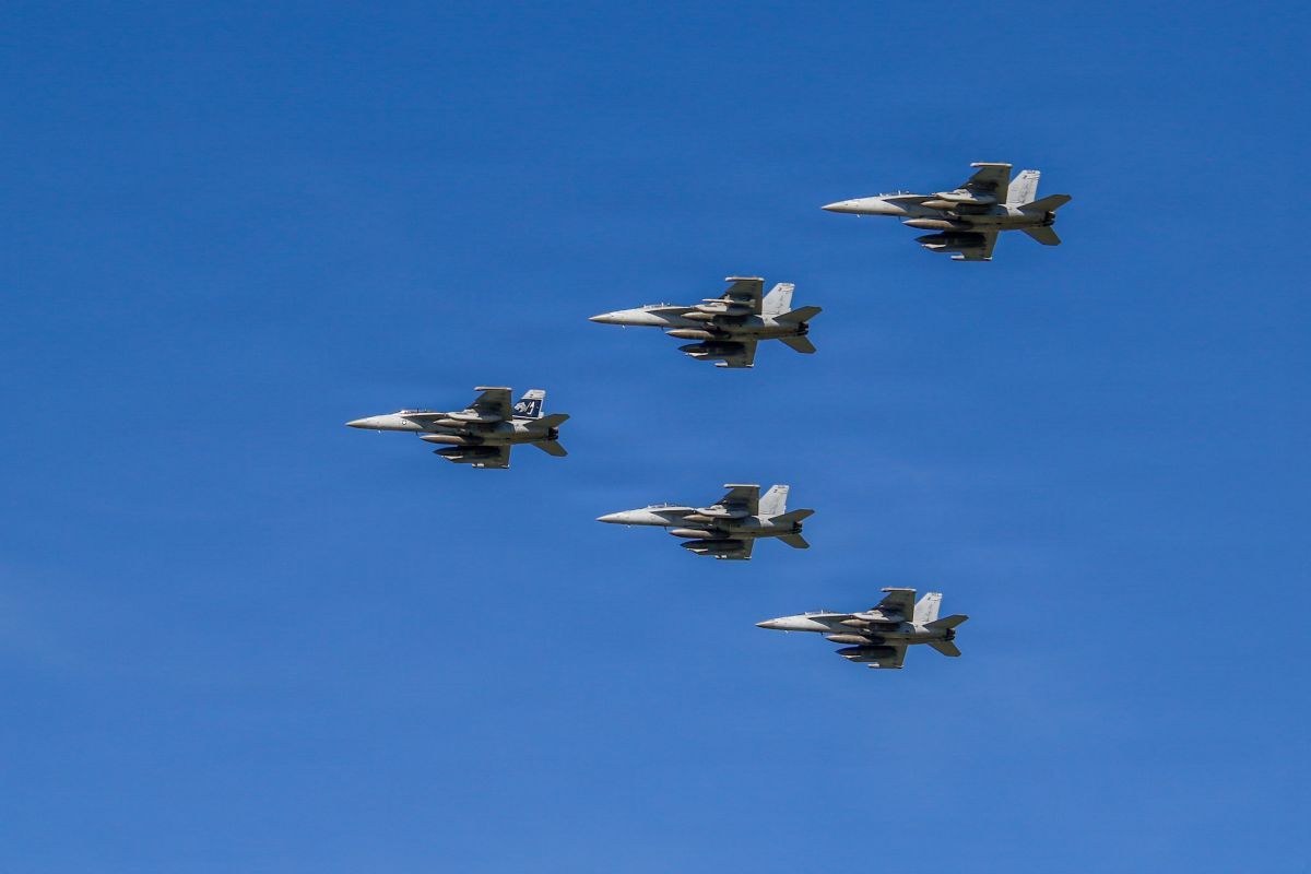米ワシントン州のホイッドビー・アイランド海軍航空基地に帰投した米海軍・第8空母航空団（CVW-8）所属の第142電子攻撃飛行隊（VAQ-142）「グレーウルブズ」。2026年5月11日撮影（U.S. Navy photo by Petty Officer 2nd Class Andy Anderson, Public domain, via Wikimedia Commons）
