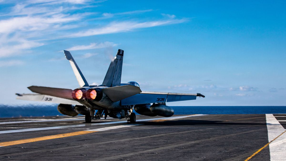 米軍の対イラン「エピック・フューリー（壮絶な怒り）作戦」で空母ジェラルド・R・フォード（CVN-78）から発進する第31戦闘攻撃飛行隊（VFA-31）所属のF/A-18E戦闘攻撃機「スーパーホーネット」。2026年2月28日撮影（U.S. Central Command Public Affairs, Public domain, via Wikimedia Commons）