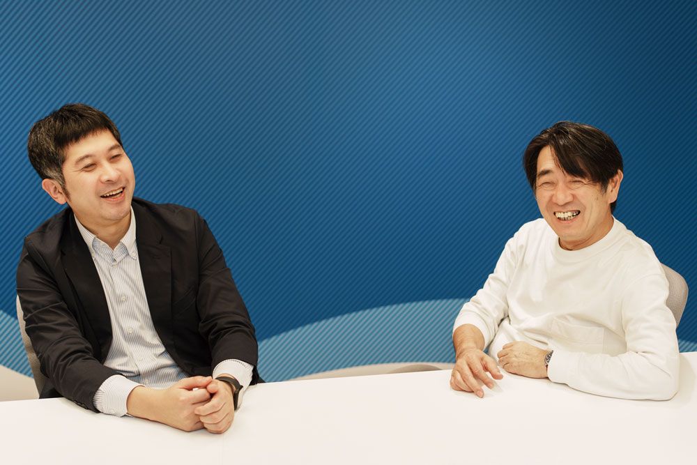 point0 取締役副社⻑の豊澄幸太郎（パナソニック エレクトリックワークス社／写真左）と 取締役の⻑⾕ 川修（オカムラ／写真右）。