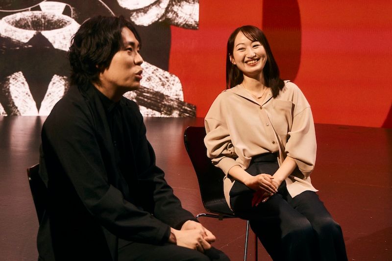 右から雨無麻友子（プロデューサー）、髙比良くるま（監督）