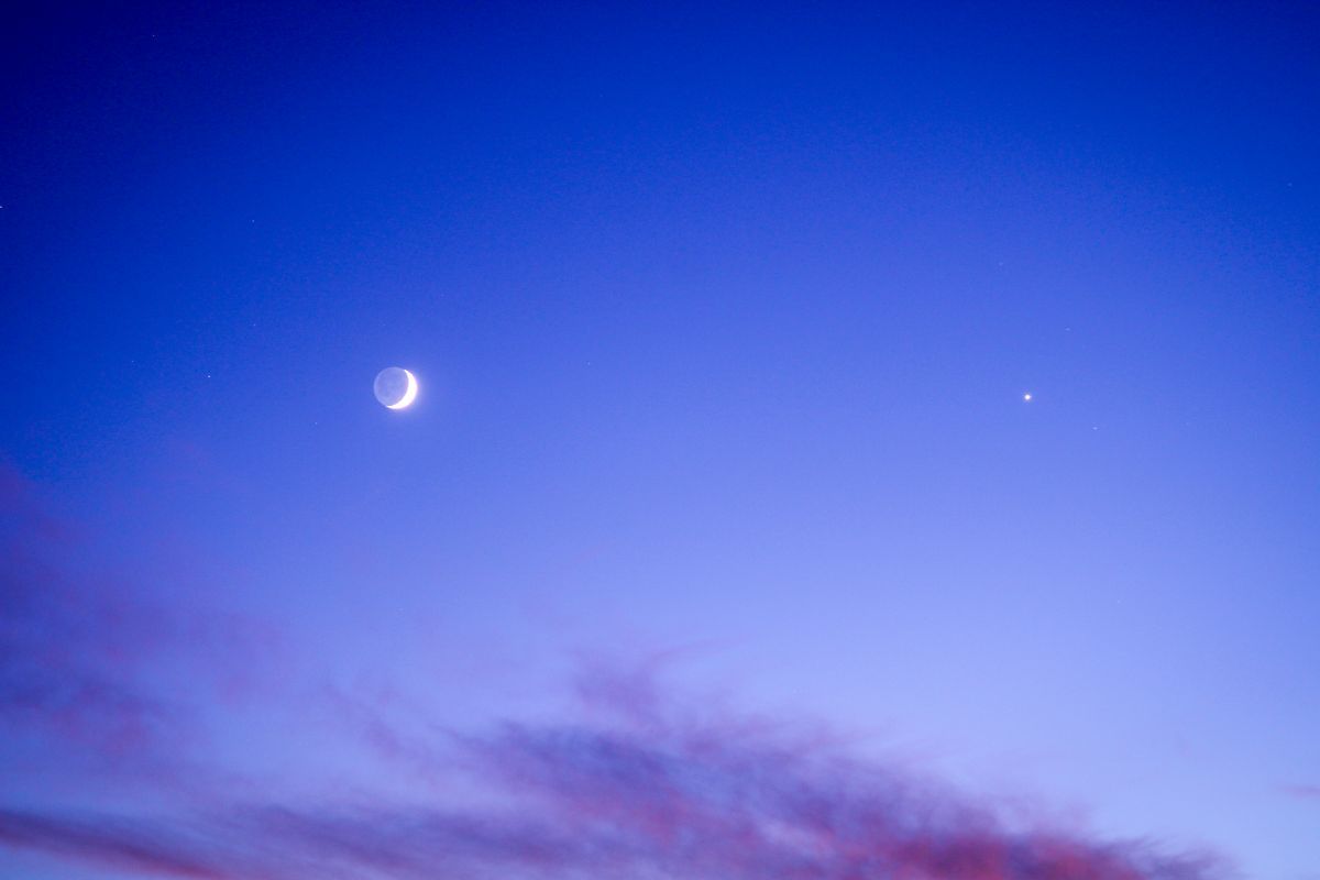 三日月と金星（stock.adobe.com）