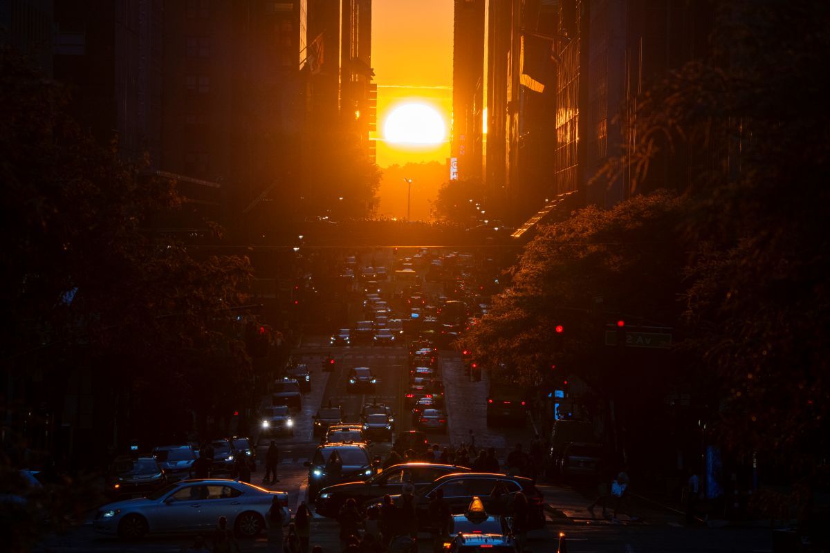 米ニューヨークのタイムズスクエアから見た、42番街に沿って沈む夕日。2024年7月11日撮影（Craig T Fruchtman/Getty Images）