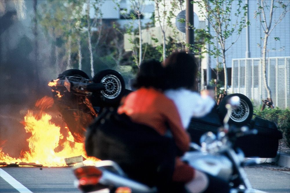 公道上での爆破シーン：「リターナー」（2003年）