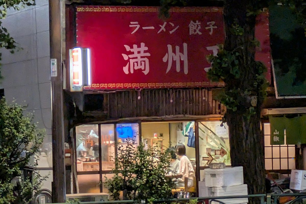 東高円寺の「満洲王」もカウンターのみの小さな店だが、夕暮れ時になると、ひとり飲み客が三々五々集まってくる