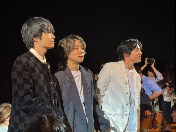 スダンディングオベーション受ける（左から）岡山天音、門脇康平監督、坂東龍汰