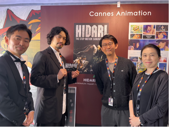 左から筆者、斉藤工プロデューサーと、今回の主役川村真司監督、松本紀子プロデューサー