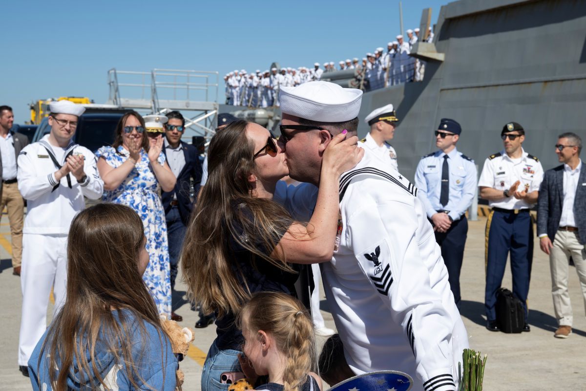 326日間に及ぶ航海を終え、米バージニア州ノーフォーク海軍基地に帰港して家族らとの再会を喜ぶ空母「USSジェラルド・R・フォード（CVN-78）」を中核とする第12空母打撃群（CSG-12）の乗組員たち。米国防総省提供写真（SECWAR, Public domain, via Wikimedia Commons）