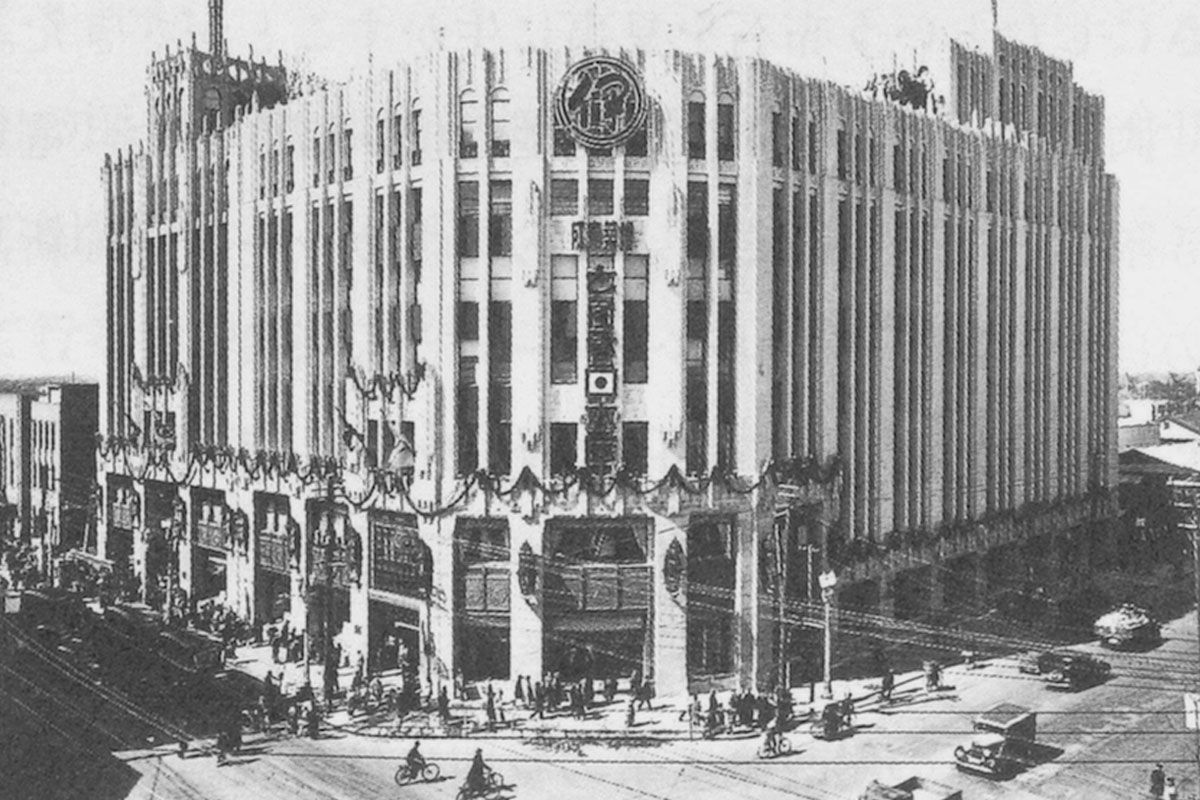 1936年の伊勢丹新宿店。1933年に開店した伊勢丹新宿店は、1936年に隣接するほてい屋を買収・合併し、大幅な増築を行った。写真：『丹心　商いの夢を紡ぐ　伊勢丹二代小菅丹治の経営哲学』国書刊行会