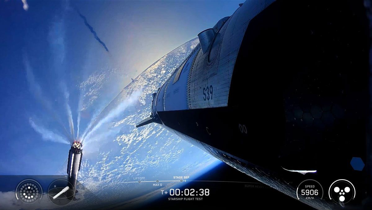 ホットステージングでは、上段のシップのエンジンを点火することでブースターを分離する (c)SpaceX