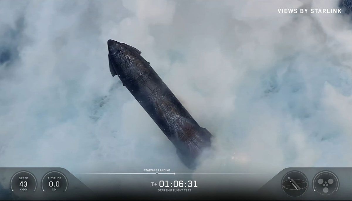 シップが着水した瞬間。このあと海面に転倒して大爆発を起こした (c)SpaceX