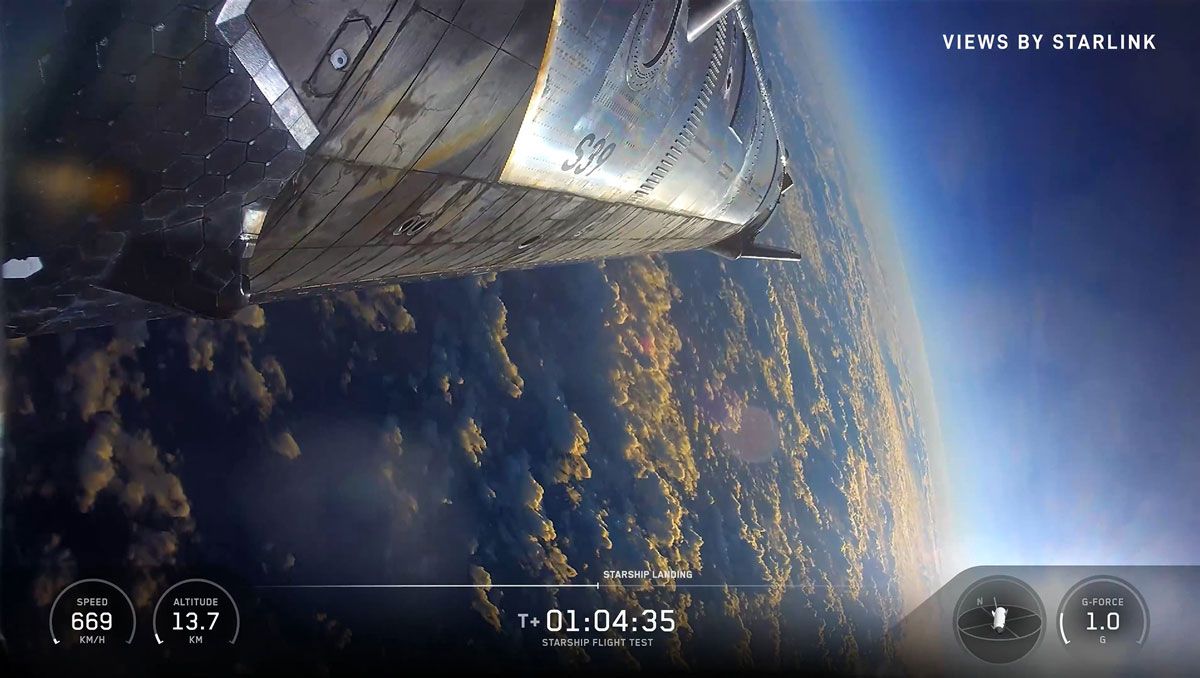 機体を水平にしたベリーフリップと呼ばれる体制で降下するシップ (c)SpaceX