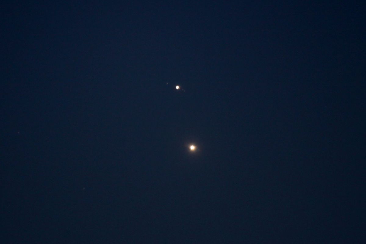 金星と木星。2015年6月30日撮影（Pmau, CC BY-SA 4.0 <https://creativecommons.org/licenses/by-sa/4.0>, via Wikimedia Commons）